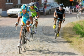 Kreuziger v závěsu za největším favoritem Tour Contadorem.
