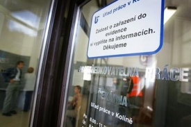 Lidí bez práce v Česku v červnu opět ubylo.