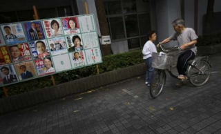 Volební plakáty u hlasovací místnosti v Tokiu.