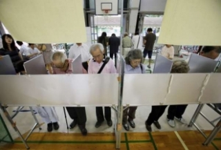 Volební místnost v Tokiu.