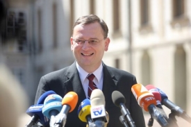 Premiér Petr Nečas může být klidný, Věci veřejné odklikaly vládu. 