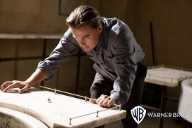 Leonardo DiCaprio ve filmu Počátek.