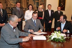 Lídři koaličních stran ODS, TOP 09 a VV podepsali koaliční dohodu.