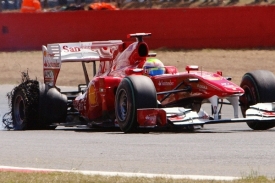 Felipe Massa se zničenou pneumatikou na Silverstonu.