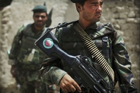 Voják Afghánské národní armády při společné hlídce s Američany.
