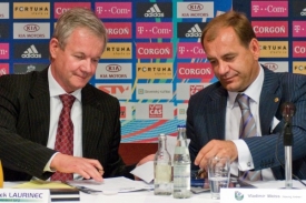 Vladimír Weiss st. (vpravo) bude Slováky trénovat další čtyři roky.