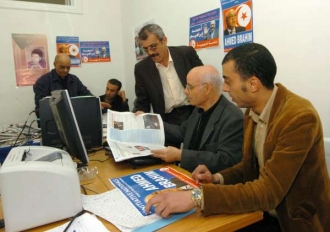 Opoziční novináři v Tunisku.
