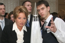 Výstavbu prosadila petrohradská gubernátorka Valentina Matvijenková.