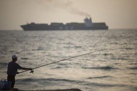 Další loď, snažící se protrhnout blokádu Gazy, trápí Izrael.