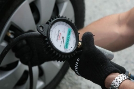 Kontrola tlaku v pneumatikách je důležitá.