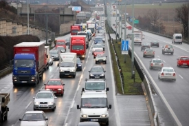 Na dálnici D5 se vzedmula silnice na 23. kilometru Pražského okruhu.