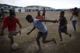 Chlapci hrají fotbal v táboře Canahan 2.