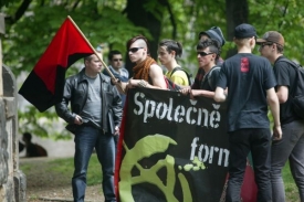 Nejradikálnější anarchisté organizují tábory s výcvikem bojů.