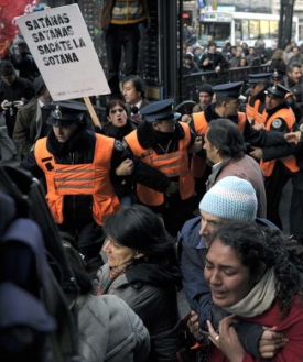Protesty proti sňatkům 'řiťopichů' v Buenos Aires.