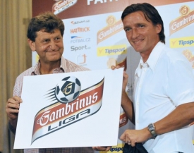 Vladimír Šmicer (vpravo) představuje nové logo Gambrinus ligy.