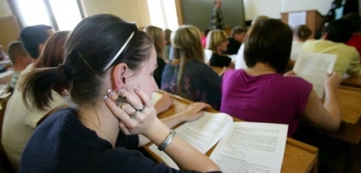 Deset bývalých studentů plzeňských práv by mohlo přijít o titul.