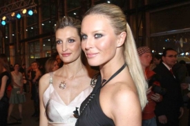 Modelka Simona Krainová s Terezou Maxovou (vlevo).