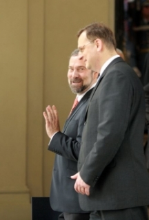 Petr Nečas (vpředu) s Radkem Johnem po jmenování vlády.