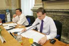 Nový ministr dopravy Vít Bárta (vpravo) nastoupil do úřadu včera.