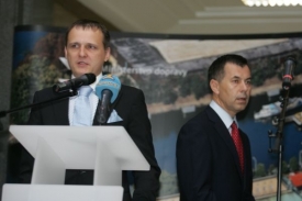 Slamečku (vpravo) vystřídal ve funkci ministra Vít Bárta (vlevo).