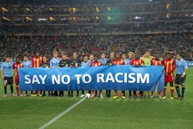 Řekněte ne rasismu, vyzývali na MS v JAR několikrát fotbalisté.