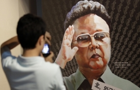 Velký vůdce je s námi. Kim Čong-Il.