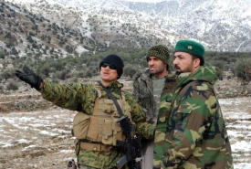 Voják USA při výcviku s afghánskými kolegy.