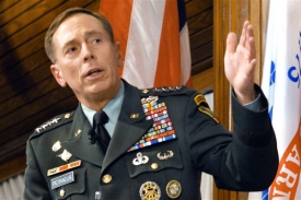 Generál Petraeus prosadil s vesnickými milicemi svou.