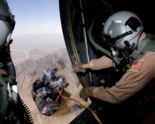 Z letounů USA shazují letáky se vzkazy bojovíkům Talibanu.