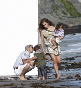 Jennifer Lopezová s manželem a dvojčaty na pláži v Malibu.