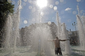 Lidé se snaží ochladit i ve fontánách.