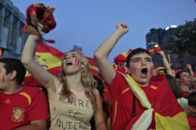 Španělští fanoušci oslavují triumf svého týmu na fotbalovém MS.
