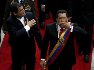 Výročí nezávislosti Venezuely. Její prezident Correa slaví s Chávezem.