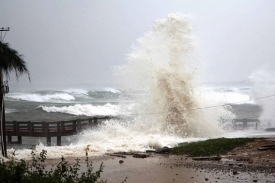Vlny bičují pobřeží Chaj-nanu, který zasáhl tajfun Conson.