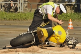 Sedmadvacetiletý motocyklista zemřel při nehodě na Bruntálsku.
