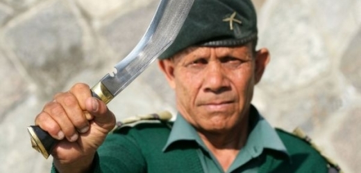 Oddíly Gurkhů používají dlouhé ostré nože. 