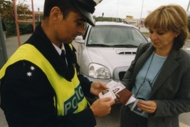 Pokuty už řidiči nemusejí policejním hlídkám platit jen hotově.