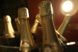 Cena šampaňského se pohybuje i podle stáří (ilustrační foto).