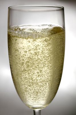 Pít lze i šampaňská stará staletí.