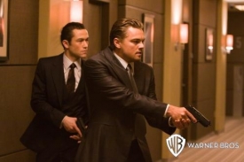 Leonardo DiCaprio ve filmu Počátek.