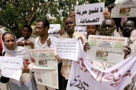 Proti cenzuře médií protestovala súdánská opozice už v červnu.