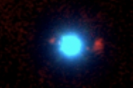 Kvazar modře, dva obrazy vzdálené galaxie po jeho stranách červeně.
