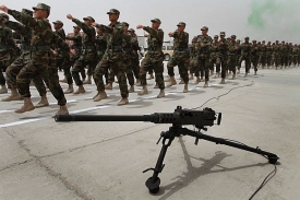 Afghánští vojáci a policisté mají v roce 2014 zajistit bezpečnost.