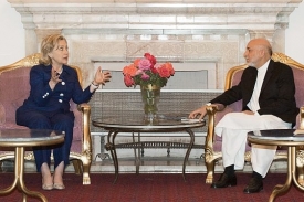 Šéfka americké diplomacie Hillary Clintonová a prezident Hámid Karzáí.