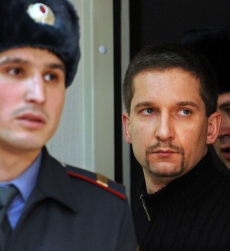 Bývalý náčelník policie Denis Jevsjukov (vpravo) zastřelil dva lidi.