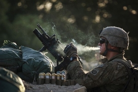 Americký výsadkář na palebném stanovišti nedaleko Kandaháru.
