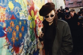 Před časem Prahu navštívila i vdova Yoko Ono.