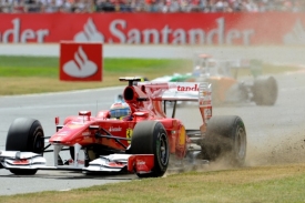 Fernando Alonso při výletě mimo dráhu na okruhu v Silverstone.