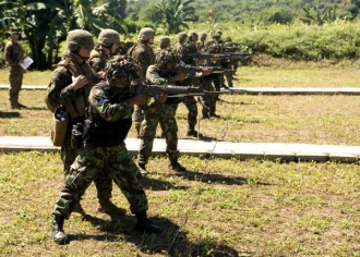 Američtí mariňáci při výcviku střelby s indonéskými vojáky.