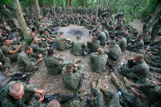 Vojáci USA a Indonésie před výcvikem přežití v džungli.